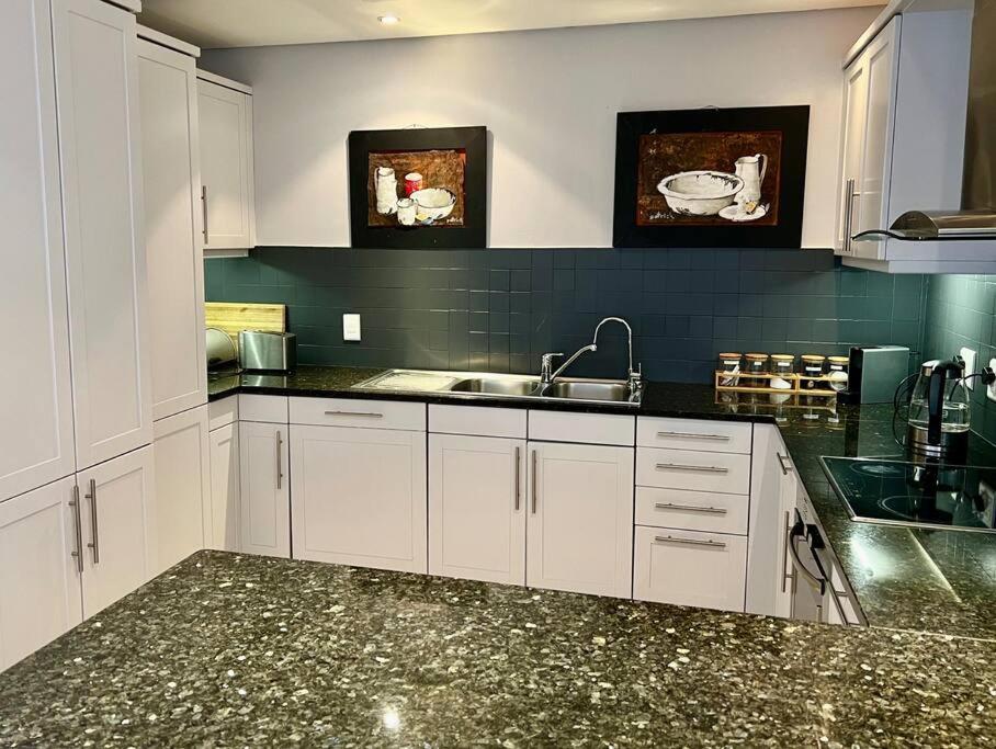 Parama 003 Secure, Luxurious Waterfront Apartment Кейптаун Екстериор снимка